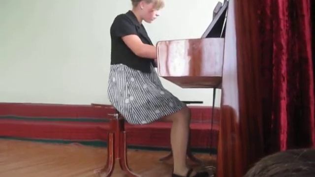 Красиво играет на пианино)))) смотреть онлайн