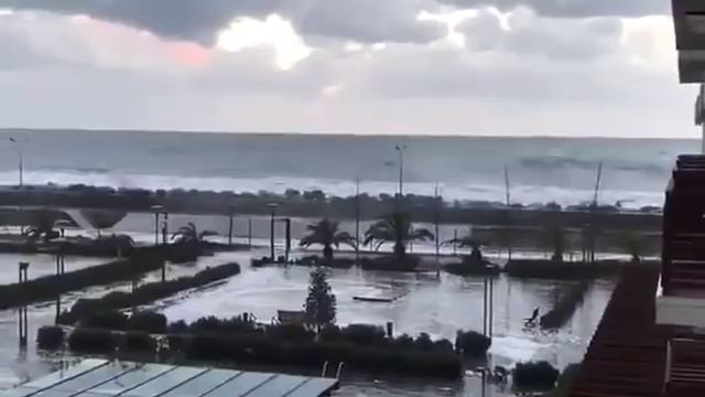 Огромные волны в СОЧИ затопили первые этажи гостиниц смотреть онлайн