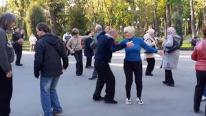 В КИЄВІ ВЕСІЛЛЯ ГУЛЯЮТЬ!???/ВЕСЁЛЫЕ ТАНЦЫ В ПАРКЕ ГОРЬКОГО ХАРЬКОВ МАЙ 2021