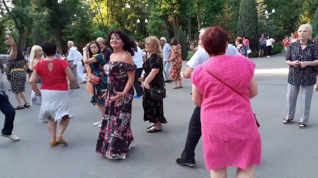 ТЫ УШЛА ДАЛЕКО, ДАЛЕКО! ТАНЦЫ В ПАРКЕ ГОРЬКОГО ХАРЬКОВ смотреть онлайн