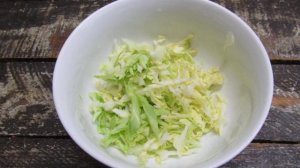 Салат из молодой капусты с редисом и кукурузой