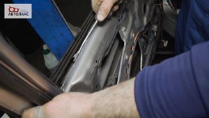 Разбор и демонтаж передних и задних дверей на Mitsubishi Lancer IX.