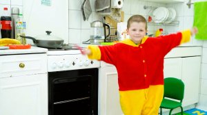 Ребенок открыл кафе и готовит вкусную пиццу для посетителей