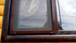 Установка коричневых москитных сеток на деревянные окна