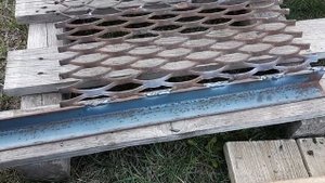 Как из подручных материалов изготовить решетку для очищения обуви от грязи с огорода.
