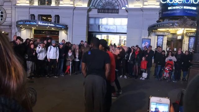 Piccadilly Square london Street Performers смотреть онлайн