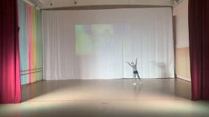 Девочка на шаре. Танцевальная зарисовка