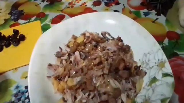 Салат с копчёной скумбрией!!! Очень просто и вкусно!!!