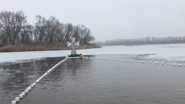Крещение Господне/Как батюшка святит воду в церкви/Сын купается в проруби/Празднества на реке Днепр смотреть онлайн