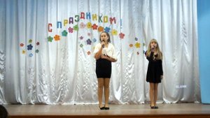 Ученицы класса с песней ,,А я игрушек не замечаю,,