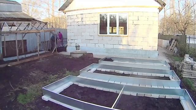 высокие металлические оцинкованные грядки на газобетоне . теплые гряды по методу Хольцера.