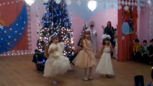 Танец принцесс в детсаду. Полинка пляшет