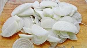 Говядина с луком на сковороде
