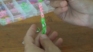 Плетем браслет из резинок Rainbow Loom. Простая цепочка из резинок