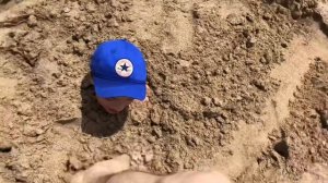 Закопал ребёнка в песке)