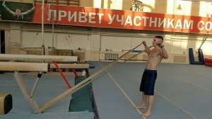 Разминка гимнастов с резиновым эспандером