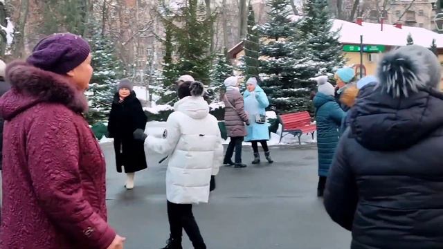 СВЕЖИЙ ВЕТЕР! ТАНЦЫ В ПАРКЕ ГОРЬКОГО ХАРЬКОВ СЧАСТЛИВЫЕ ДНИ смотреть онлайн