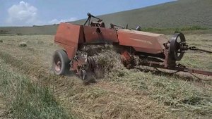 Работа  Пресс подборщиком в поле