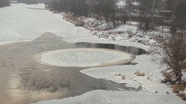 Вращающийся ледяной круг.mp4 смотреть онлайн