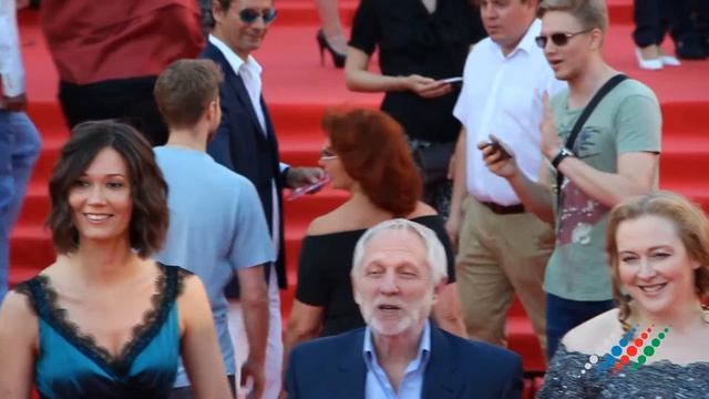 Гости 38 ММКФ фотографируются с двойником Софи Лорен, которую принимают за настоящую смотреть онлайн