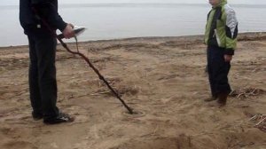 Молодые кладоискатели на пляже озера Ладога