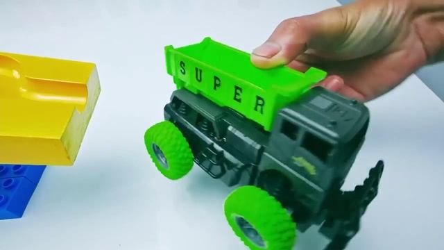 Шарики катаются по лабиринту_видео для детей_2023_63 смотреть онлайн