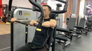 Жим в грудном тренажере сидя