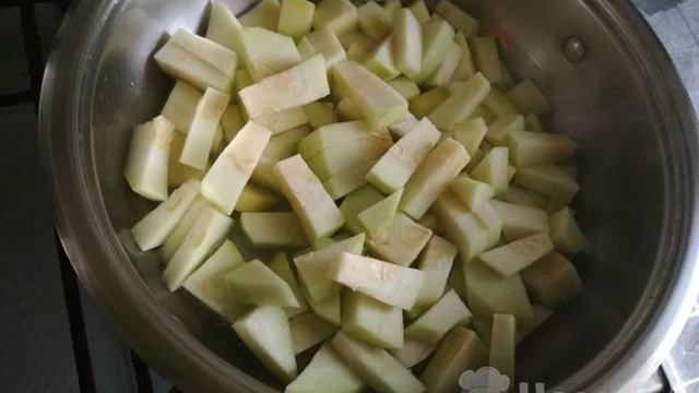 Жареные кабачки кубиками на сковороде с чесноком