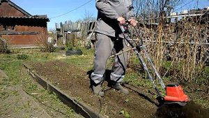 в огороде  делаю грядку под свеклу