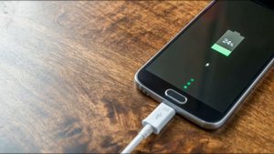 Как нельзя заряжать смартфон. Четыре главных ошибки
