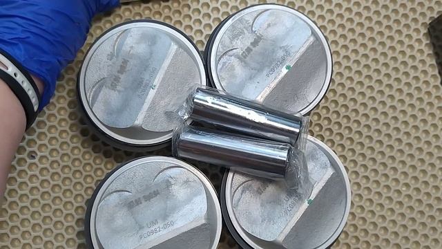 Поршни комплект с кольцами 1й ремонт +0.50 Крайслер 2.4 EDZ. United Motors 06PC0982050 (50066565 AA