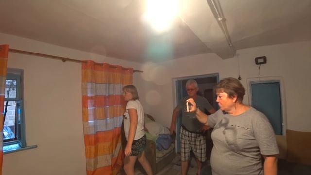 Купили классный стол, Мама приехала посмотреть ремонт) смотреть онлайн