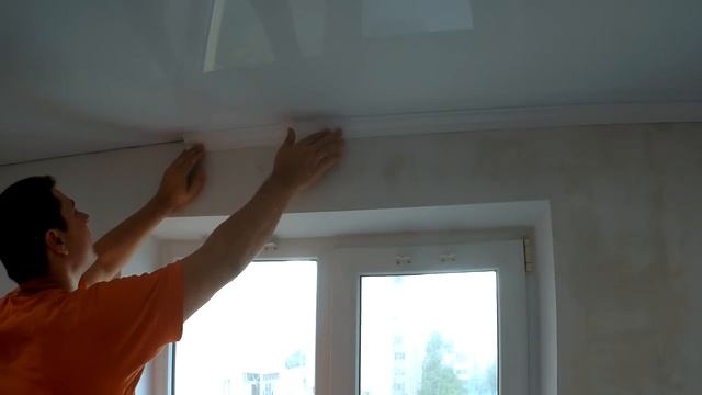 Как приклеить на Натяжной потолок (багет - потолочный плинтус галтель)