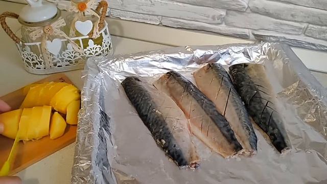 Скумбрия с картошкой запеченная в духовке / Пошаговый рецепт