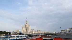 Бывшая детдомовка вступилась за бомжа, которого гнобили мажоры… А едва бродяга снял парик, оцепенел