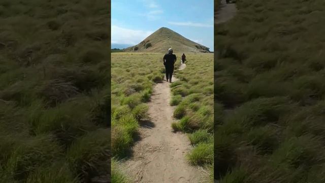 Angin yang kencang ditambah panas yang menyengat di savana Pulau Kenawa beautiful island,  NTB