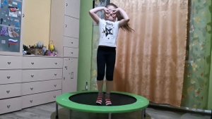 Батут детский дома . Мисс Яна, дома  прыгает на батуте  в Slow Motion. Крутые прыжки на батуте