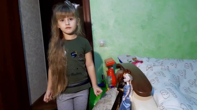 Юля и история про замок эльзы