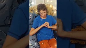 Это я и моя мама когда я получил 2 за четверть !!!