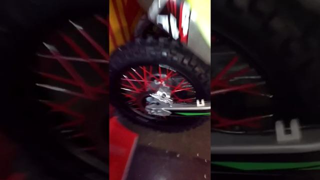 Motoland XR 250 Lite (установка трубочек на спицы и силиконового колпачка) смотреть онлайн