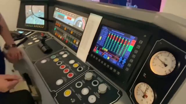 Девушка - машинист ставит заземление на 8 марта! смотреть онлайн