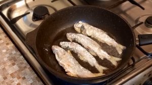 Жареный хариус на сковороде