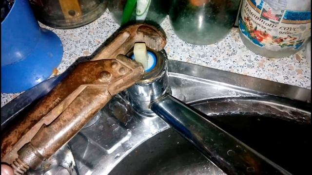 Как отремонтировать смеситель Протекает смеситель на кухне Починить кран