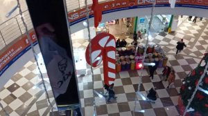 Торговый центр РИО - город Коломна, спускаюсь в лифте, красиво - как в дорогом отеле, много народу.