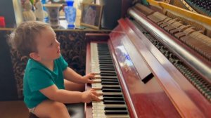 First Gavriil's look at piano hammer mechanism - Гавриил впервые в жизни увидел пианино без крышки