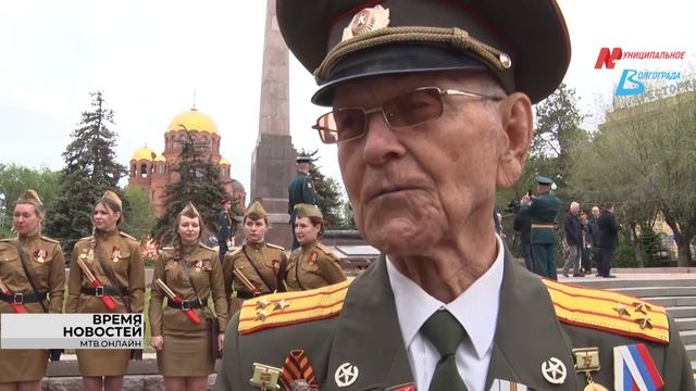 Губернатор Волгоградской области и жители города возложили цветы к Вечному огню на главной площади