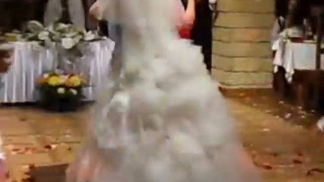 Первый танец в сопровеждении детей-ангелочков.avi смотреть онлайн