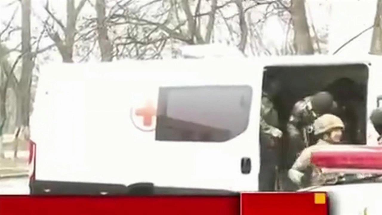 Телеканал "Аль-Джазира" показал, как украинские во...используют машины скорой помощи для перемещения