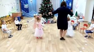 Танец девочек второй младшей группы "Бусинки-красавицы".