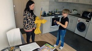 Мать МУЧАЕТ сыночка ФЕЛИКСА. Издевается и лупил СЫНА за двойку. Мать СОШЛА с УМА. Школьник фанат а4